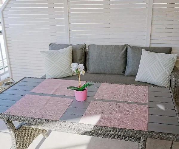 Pinky Pearl Loutráki